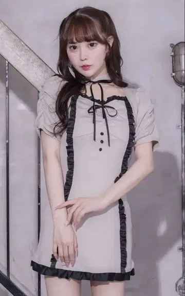 Pium 프릴 절개 초커 컷 원피스 그레이지