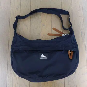 그레고리 새첼 숄더백 M 블랙 구 로고