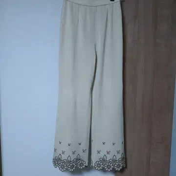 TOMATSU BOUTIQUE 밑단 꽃무늬 자수 크림색 팬츠