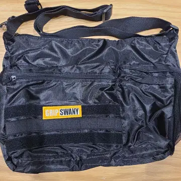 GRIP SWANY 와펜 부착 숄더백 BOOK