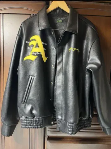 AFGK 블랙 가죽풍 바시티 자켓
