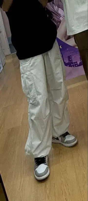 화이트 카고 팬츠