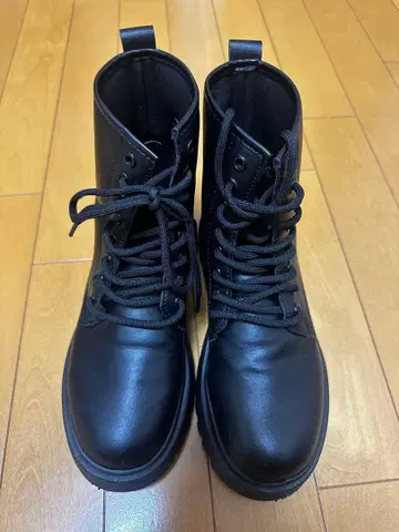블랙 통굽 레이스업 부츠