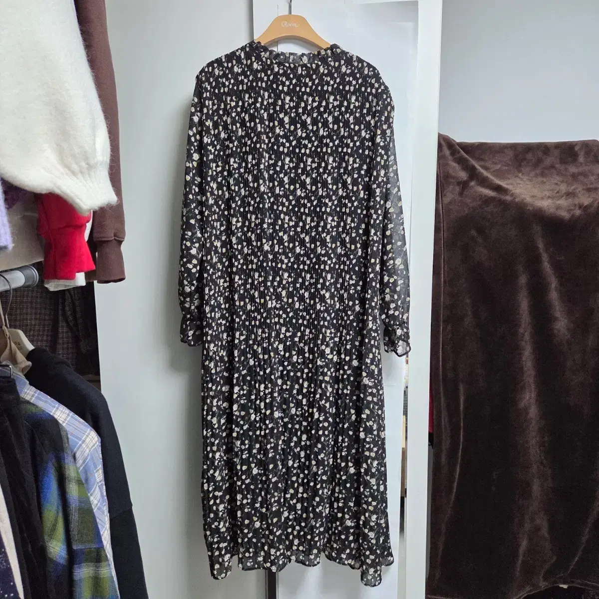 Pleated chiffon Onepiece #플리츠,#원피스,#코인코즈,#임산부,#임부복 on Bunjang Global Site.