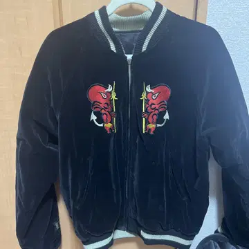 스카잔 블랙 벨벳 악마 자수