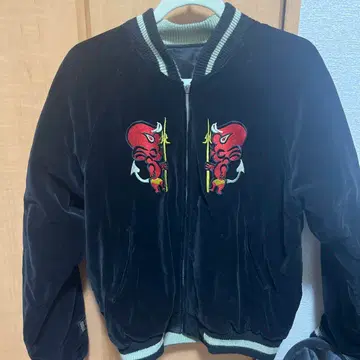 스카잔 블랙 벨벳 악마 자수