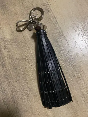 지미추 블랙 가죽 태슬 참 키링