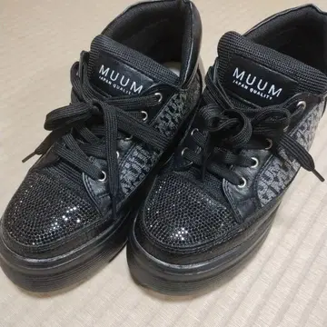 [ 가격 인하 가능 ] 통굽 MUUM 블랙 큐빅 로고 스니커즈
