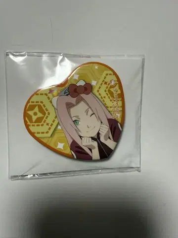 NARUTO 산리오 콜라보 하트형 홀로그램 배지 사쿠라