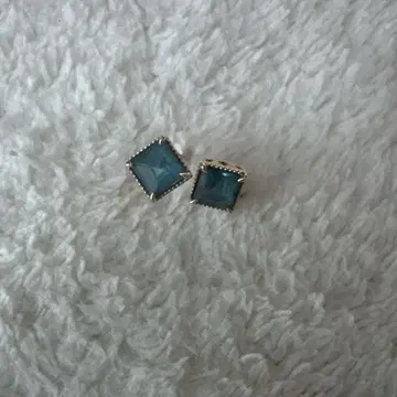 아가트 런던 블루 토파즈 귀걸이