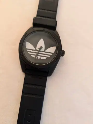 adidas 블랙 로고 손목시계