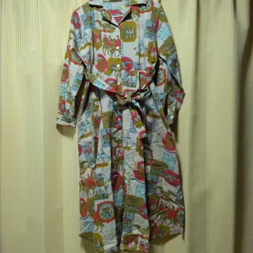 빈티지 구제 의류 역사 테마의 긴팔 셔츠 원피스