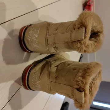 타미 힐피거 베이지 퍼 어그 부츠