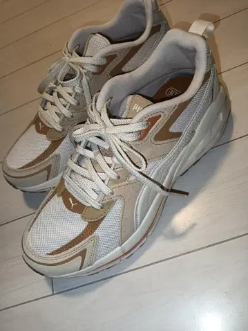 PUMA SCOTTSDALE 화이트/베이지 스니커즈