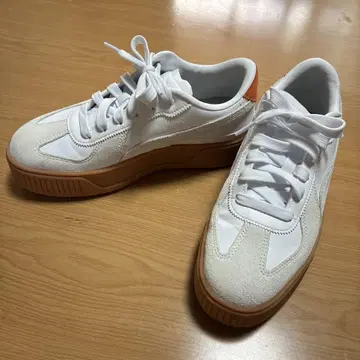 푸마 카르멘 스니커즈 통굽 화이트 오렌지 스니커즈