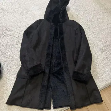 후드 부착 블랙 무스탕 코트 38(M)