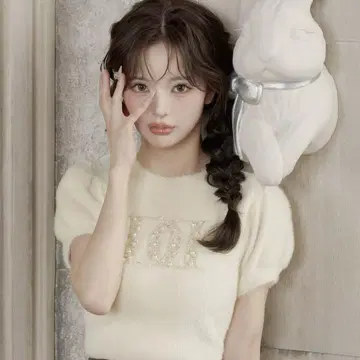 팬시 비즈 DD 로고 니트탑 아이보리