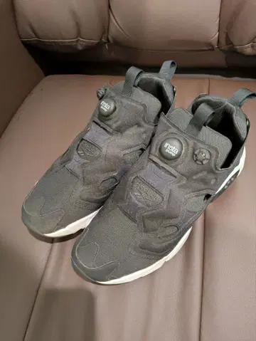 리복 펌프 퓨리 블랙 스니커즈