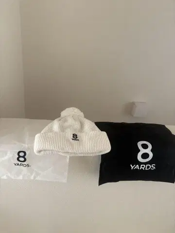 미사용 새상품 8 YARDS 폼폼 포함 니트 모자 화이트