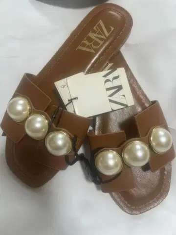 ZARA 펄 장식 브라운 샌들