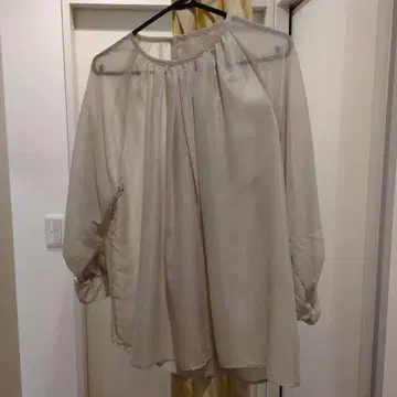 베이지 쉬폰 블라우스 백 슬릿