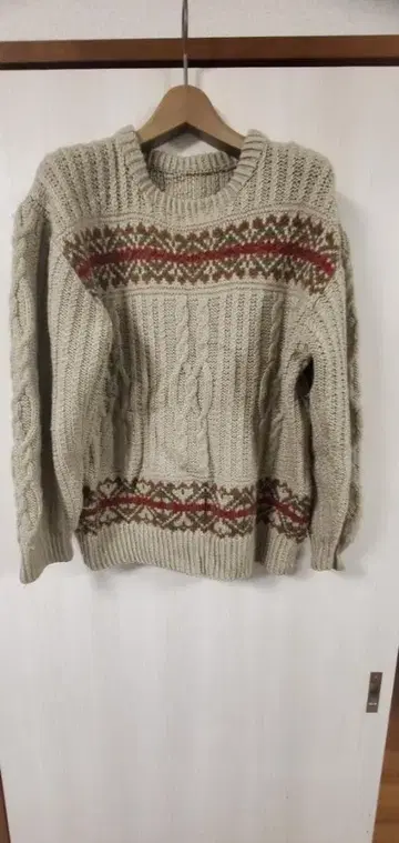 베이지 케이블 니트 스웨터 페어아일 패턴