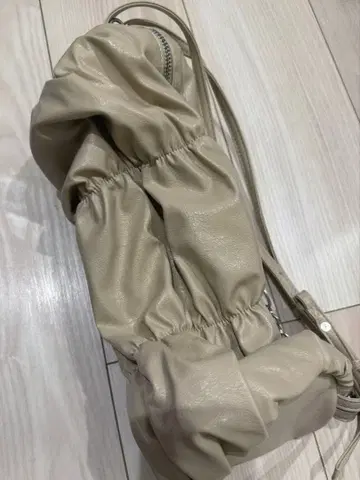 개더 숄더백 베이지