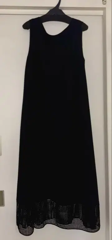 앙데팡당 밑단 메쉬 슬리브리스 롱 원피스 블랙