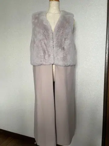 연한 그레이 롱 퍼 베스트
