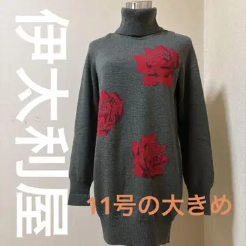 그레이 터틀넥 니트 빨간 장미 자수