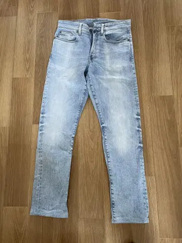 라이트 블루 테이퍼드 핏 데님 팬츠