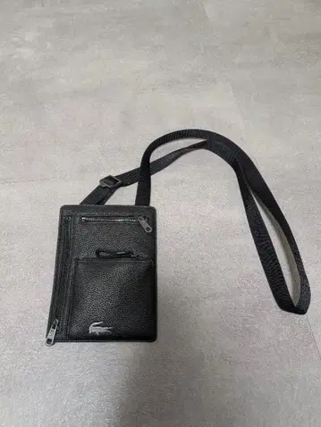 LACOSTE 블랙 가죽 숄더백