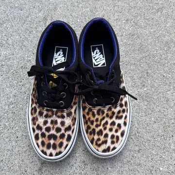 VANS 레오파드 무늬 로우컷 스니커즈