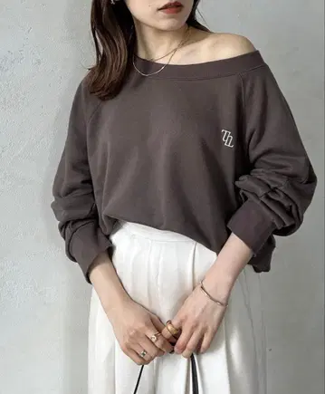 보트넥 자수 로고 풀오버