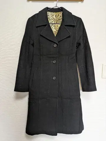 블랙 롱 코트 버튼 포함 안감 패턴