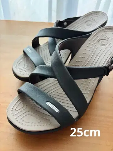 crocs 크로스 스트랩 샌들 다크 브라운