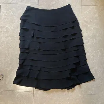 에포카 블랙 티어드 무릎 기장 스커트