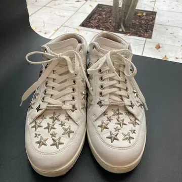 최종 가격 인하 지미추 화이트 가죽 별 모양 스터드 스니커즈