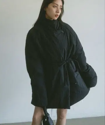 VANNIE U 충전솜 볼륨 자켓 / 허리 리본 포함 블랙