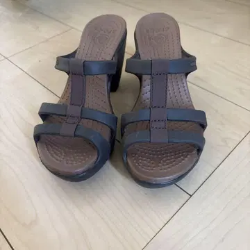 크록스 힐 샌들 다크 브라운 그레이