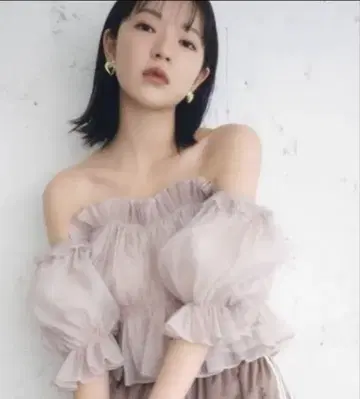 snidel 볼륨 개더 프릴 오프숄더 블라우스