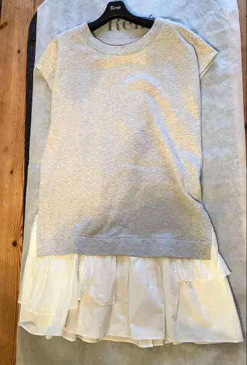 MOSCHINO 라이트 그레이 맨투맨 & 화이트 콤비 원피스