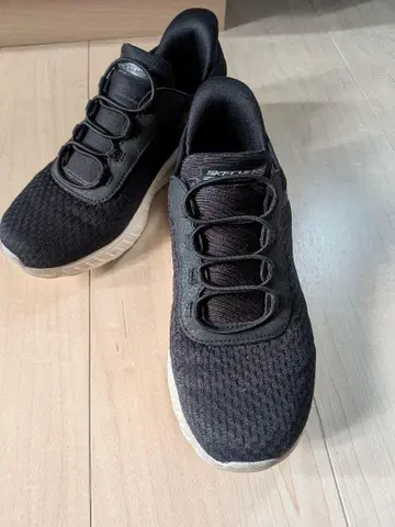 SKECHERS 블랙 스니커즈
