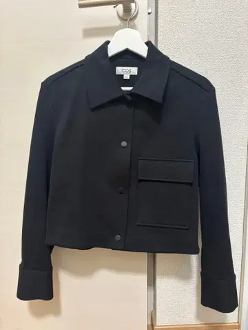 COS 블랙 숏 자켓 프론트 포켓 부착