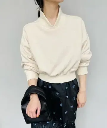 24AW skin x LULU 콜라보 크롭 맨투맨 베이지