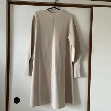 베이지 플레어 소매 원피스