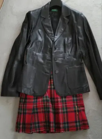 새상품 베네통 가죽 자켓 사이즈 38 시착만 한 상품 천연 가죽 블랙