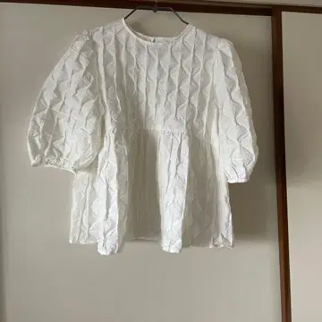 화이트 퀼팅 반팔 블라우스