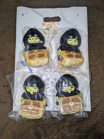 치이카와 (먼작귀) 데스크탑에서 지켜보는 봉제 인형 마녀와 보물 상자