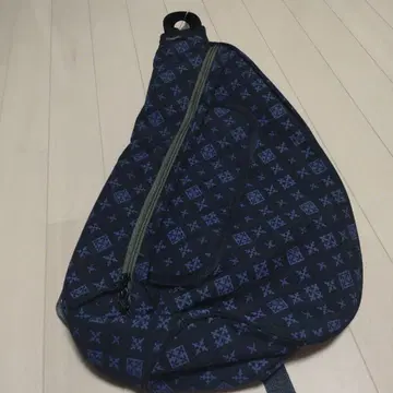 데일리 러셋 바디백 네이비